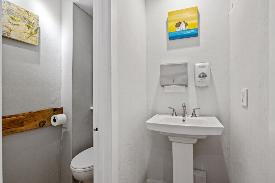 More Photos Of 182 Commercial St, Provincetown Storefront For Sale