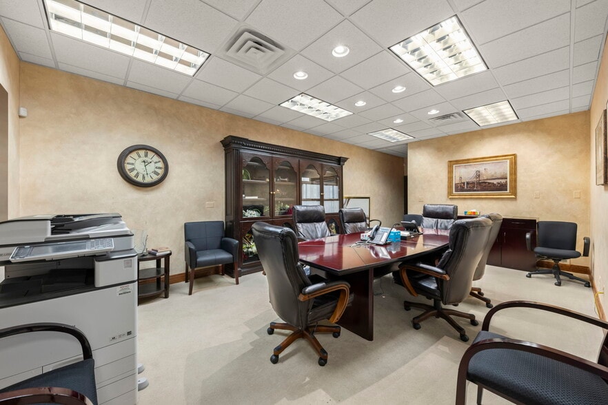 More Photos Of 10S660 Kingery Hwy, Willowbrook Office For Sale