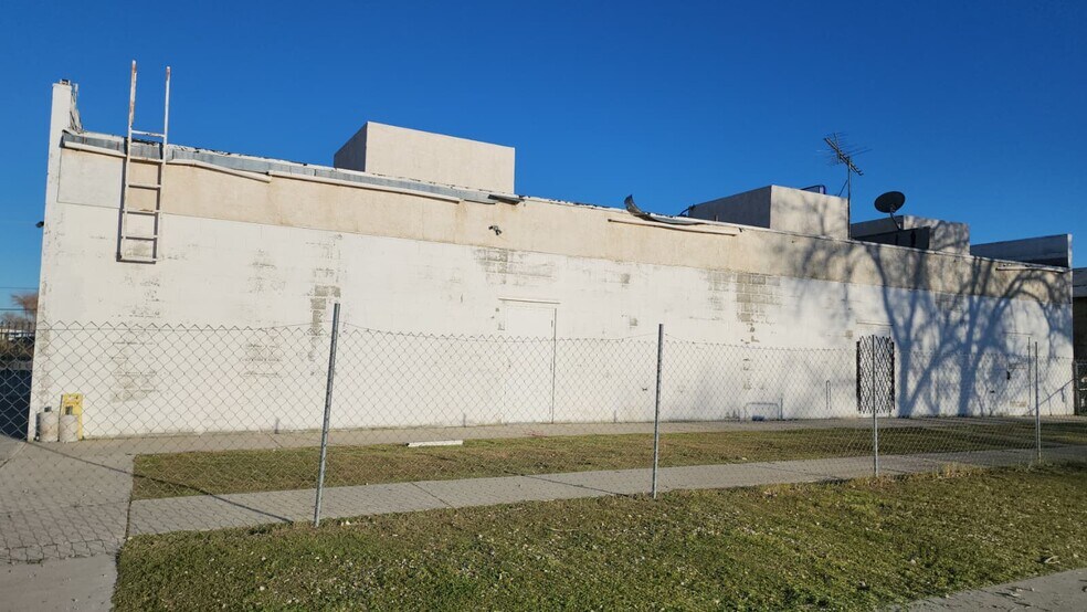 More Photos Of 43805 Division St, Lancaster Storefront For Lease