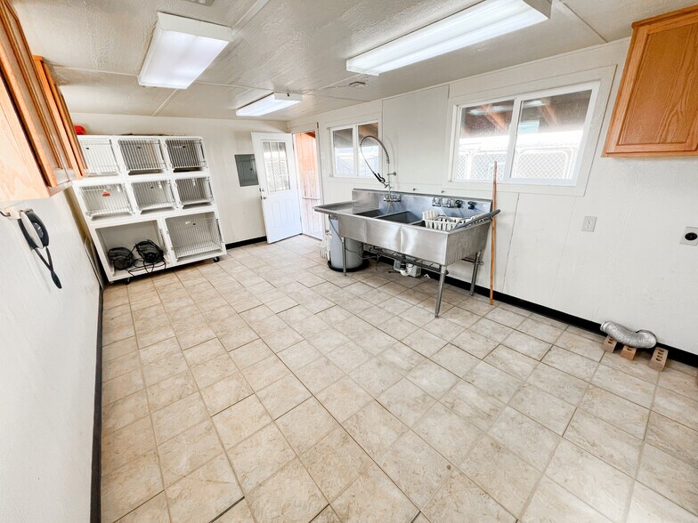 More Photos Of 3400 N Big Spring St, Midland Veterinarian Kennel For Sale