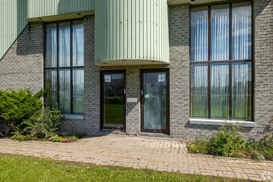 More Photos Of 310 Industriel, St-Eustache Flex For Lease