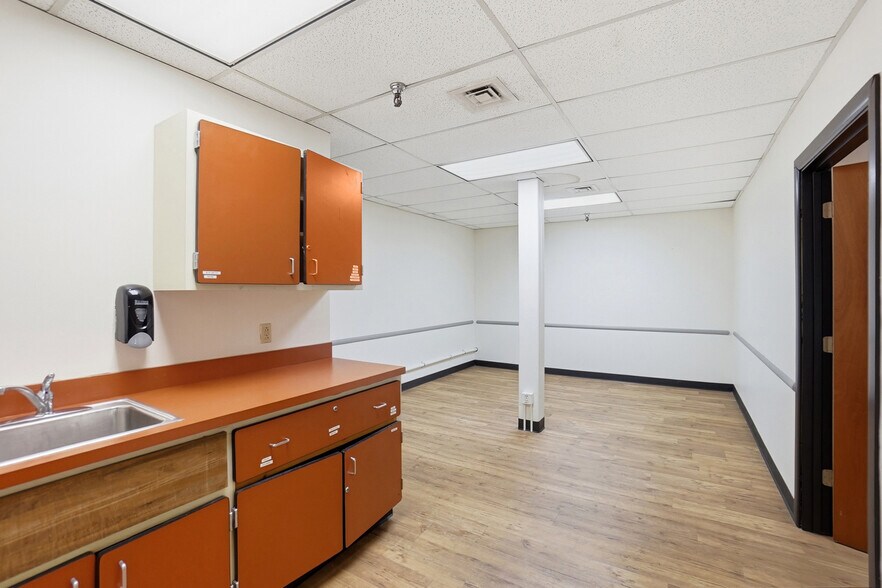 More Photos Of 110 W Leffel Ln, Springfield Service For Lease