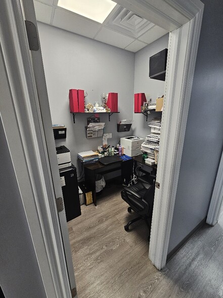 More Photos Of 158 Jericho Tpke, Mineola Storefront Retail Residential For Lease