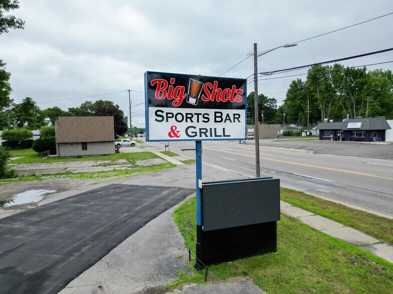 More Photos Of 3870 Elizabeth Lake Rd, Waterford Bar For Lease