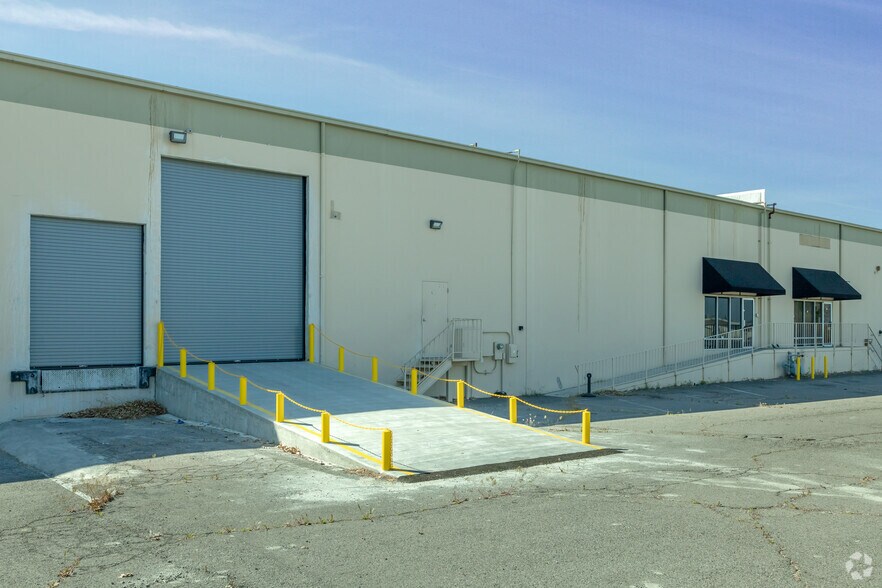 More Photos Of 575-585 Reactor Way, Reno Distribution For Lease