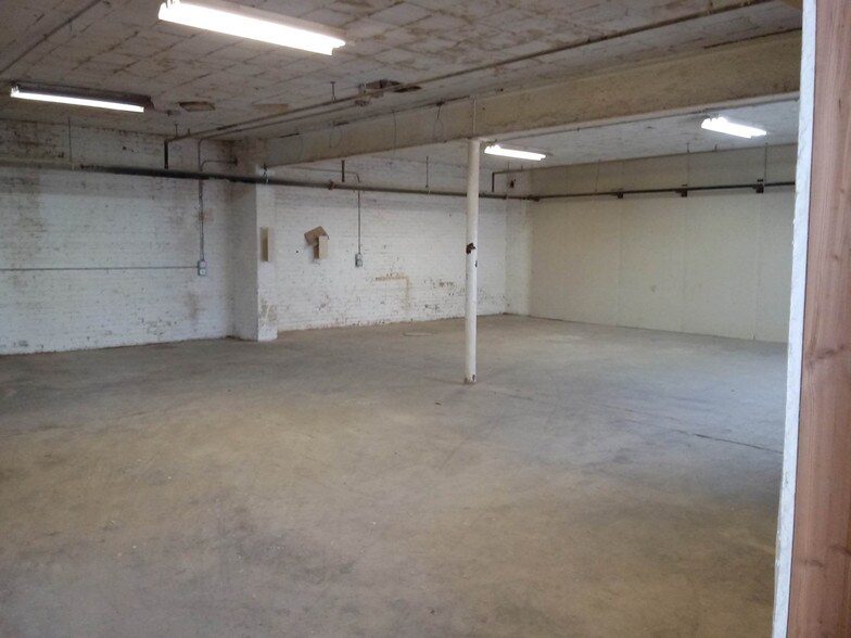 More Photos Of 2051 N Austin Ave, Chicago Self Storage For Lease