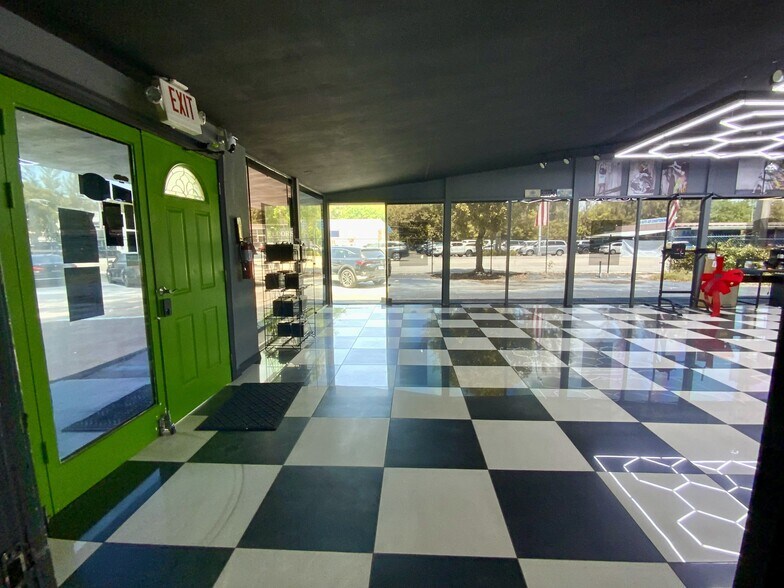 More Photos Of 15551 W Dixie Hwy, North Miami Beach Auto Dealership For Lease