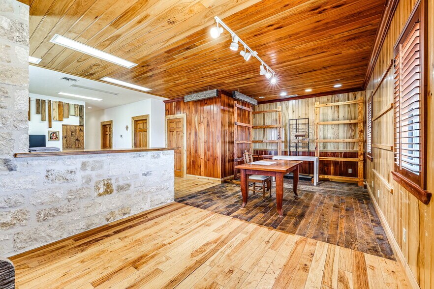 More Photos Of 2684 W US Highway 290, Fredericksburg Warehouse For Sale