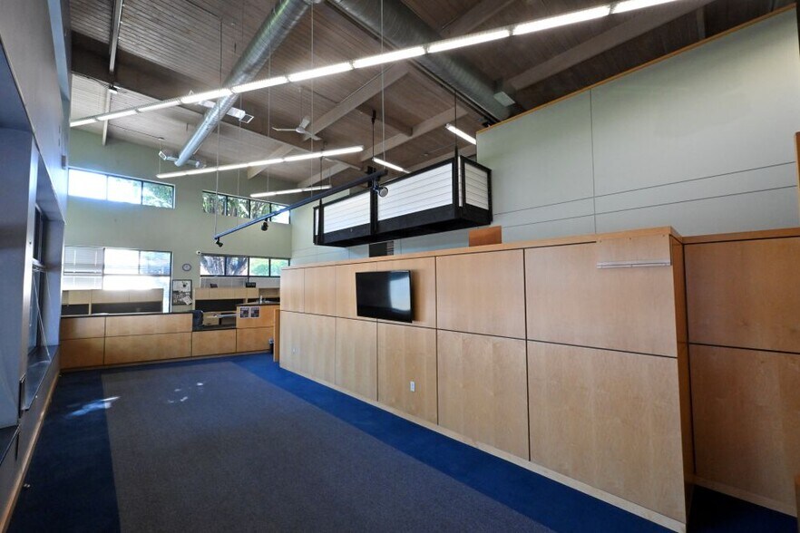 More Photos Of 1636 E Burnside St, Portland Office For Sale