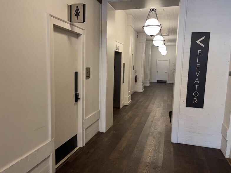 More Photos Of 41 N Jefferson St, Pensacola Office For Sale