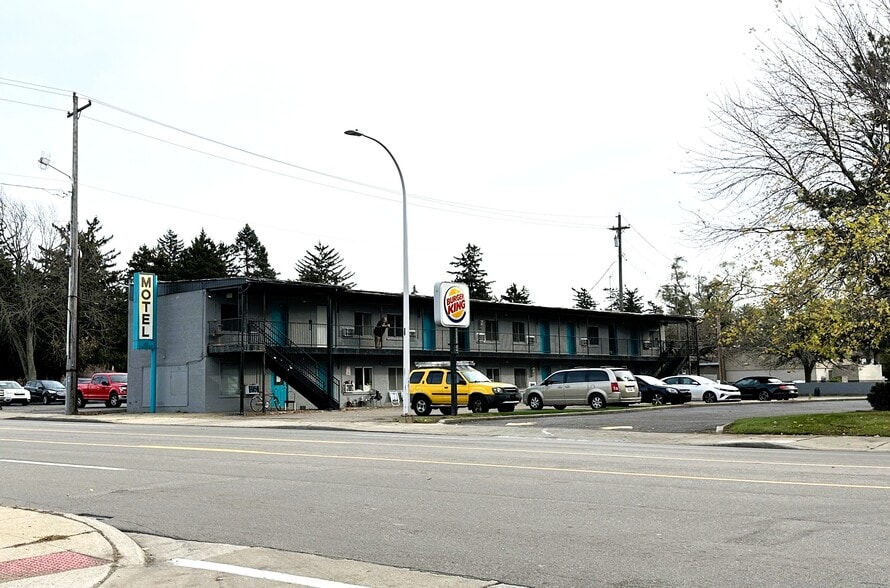Primary Photo Of 111 W 12 Mile Rd, Royal Oak Hotel For Sale