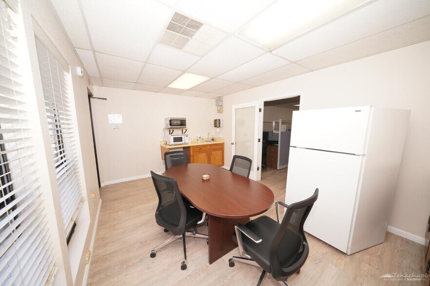 More Photos Of 20031 W Valley Blvd, Tehachapi Office For Sale