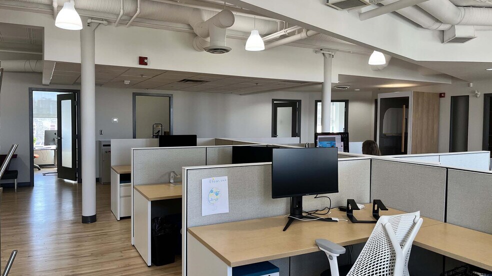 More Photos Of 211 Bannatyne Av, Winnipeg Office For Lease