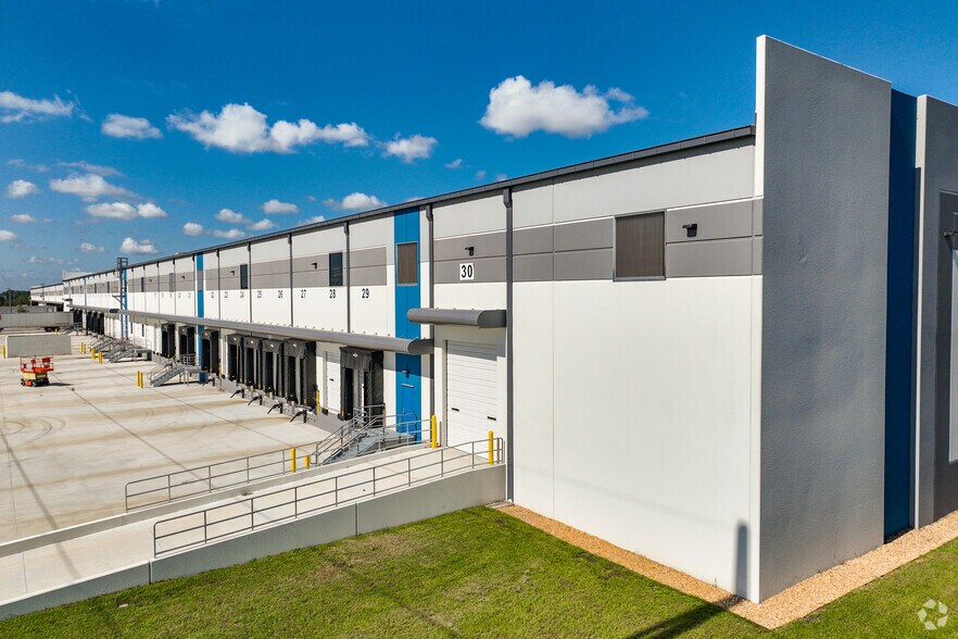 More Photos Of 7918 Harney Rd, Tampa Warehouse For Lease