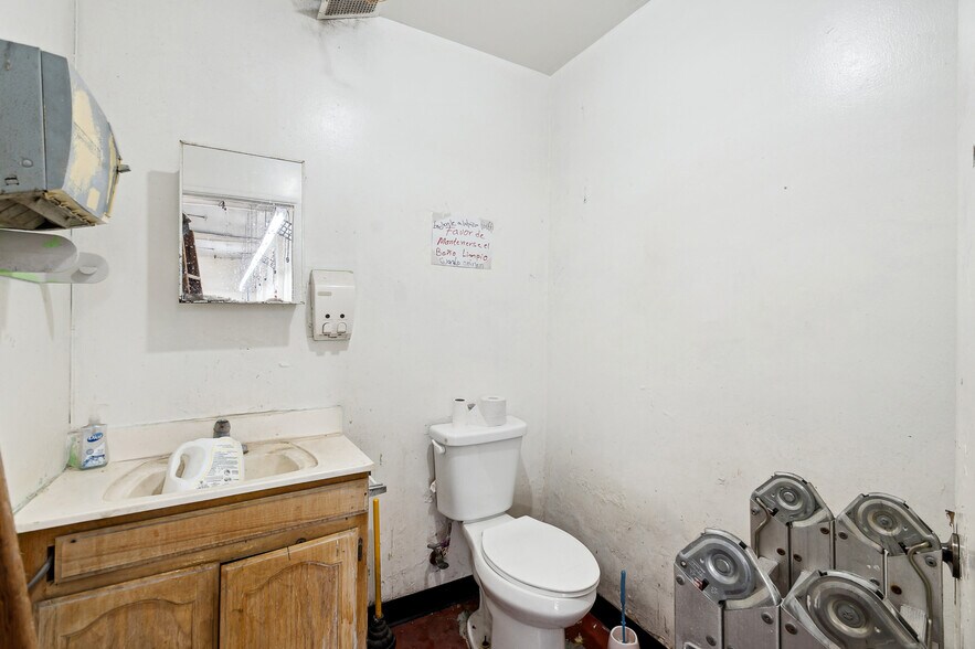 More Photos Of 2622 S Grand Ave, Los Angeles Warehouse For Sale