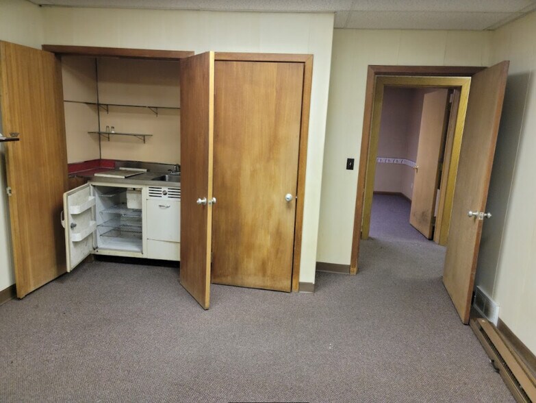 More Photos Of 1900 E Holland Ave, Saginaw Warehouse For Sale