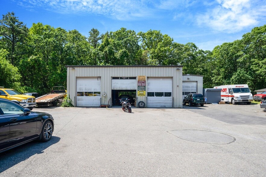 More Photos Of 18 Havenwood Dr, Shirley Auto Repair For Sale