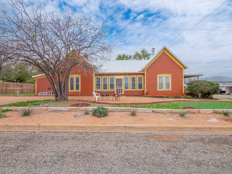 More Photos Of 1307 Wright St, Llano Freestanding For Sale