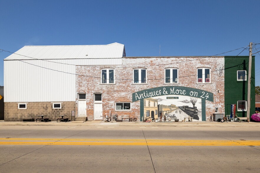 More Photos Of 126 S Main St, Gilman Showroom For Sale