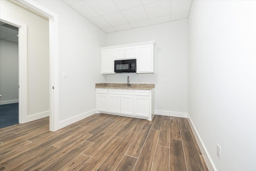 More Photos Of 14547 Lake Business Dr, Conroe Medical For Lease