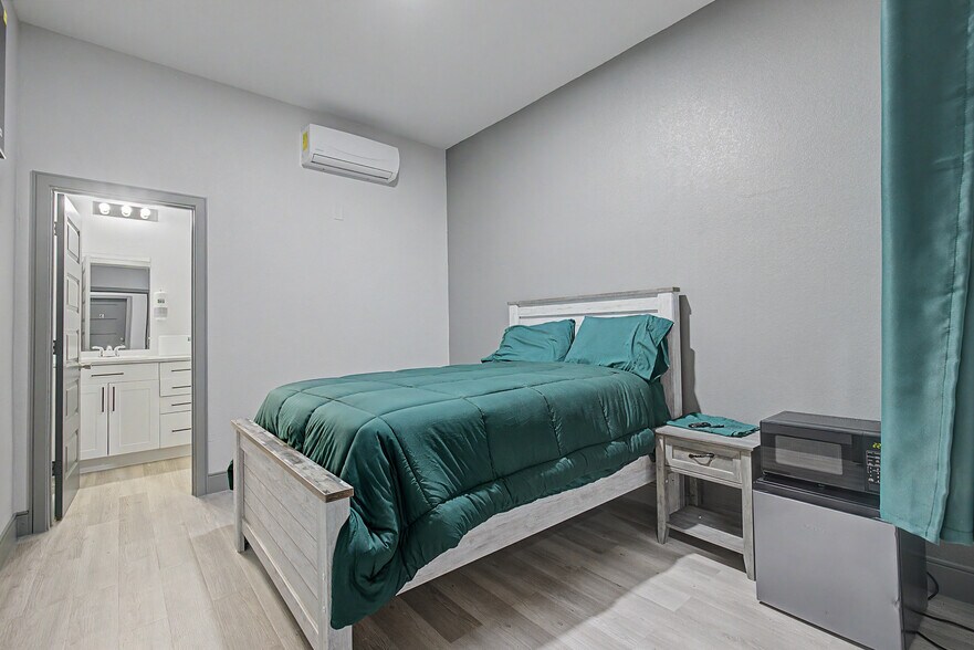 More Photos Of 102 W 4th St, Hearne Storefront For Sale