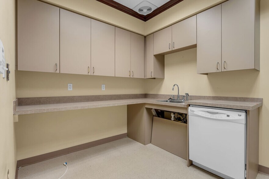 More Photos Of 5800 W Northwest Hwy, Dallas Office For Sale