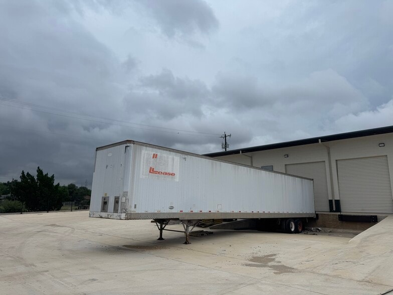 More Photos Of 11926 Rail Dr, San Antonio Unknown For Lease