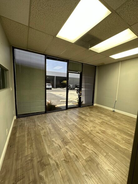 More Photos Of 21018 Osborne St, Canoga Park Warehouse For Lease