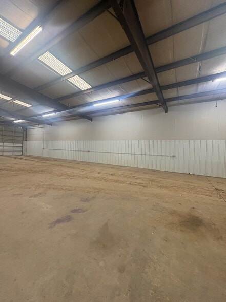 More Photos Of 410 S Eagle Ln, Oklahoma City Manufacturing For Lease