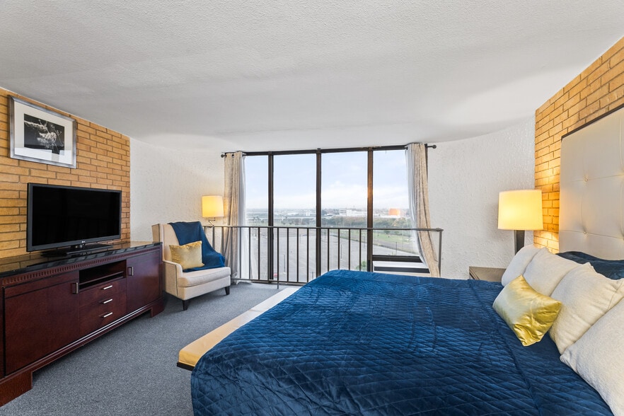 More Photos Of 1 S Main Ave, Laredo Hotel For Sale