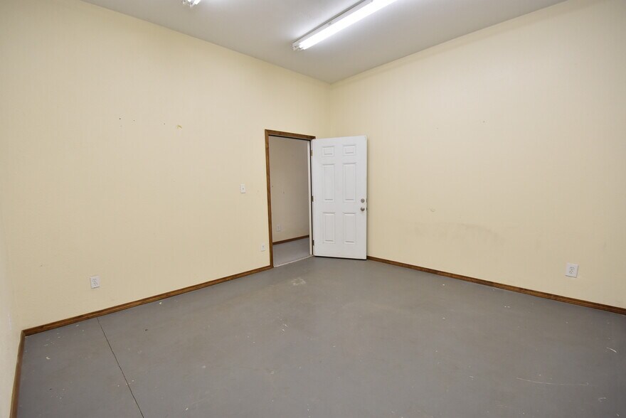 More Photos Of 701 W Broadway, Seminole Manufacturing For Sale