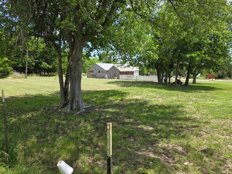 More Photos Of 110 County Road 421, Thorndale Freestanding For Sale