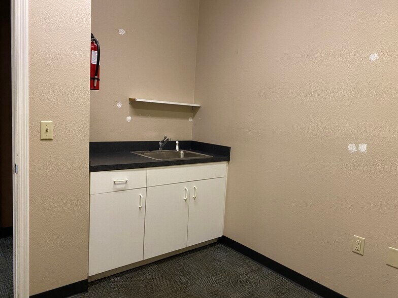 More Photos Of 208 S US-27 Hwy, Lady Lake General Retail For Lease