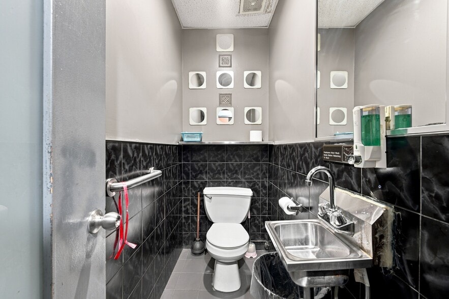 More Photos Of 1557 Second Ave, New York Apartments For Lease