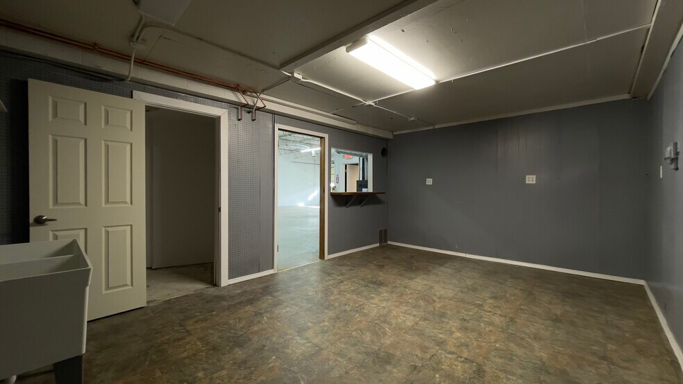 More Photos Of 204 N 13th Steet, Saint Charles Flex For Lease