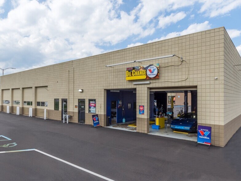 More Photos Of 25351-25495 Grand River Ave, Redford Unknown For Lease