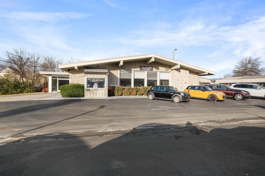 More Photos Of 2000 Columbia Ave, Franklin Freestanding For Sale