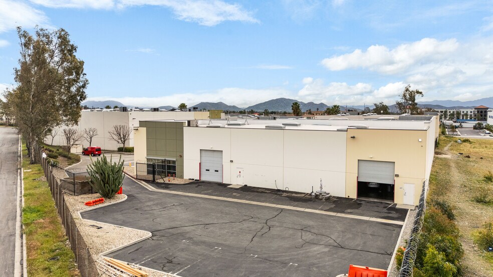 More Photos Of 14920 Hilton Dr, Fontana Warehouse For Lease