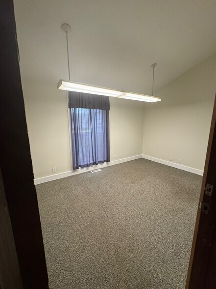 More Photos Of 111 Aiken St, Hope Light Distribution For Lease