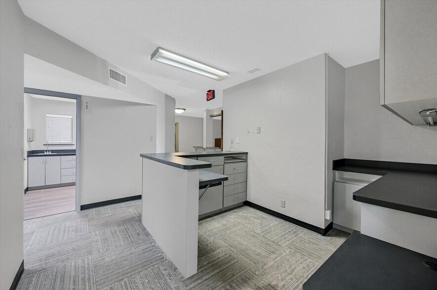 More Photos Of 815 Pecan Grove Rd E, Sherman Medical For Sale