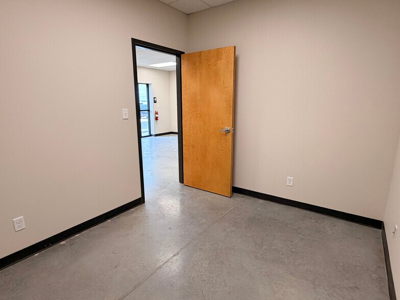More Photos Of 4173 N 20th St, Ozark Warehouse For Lease