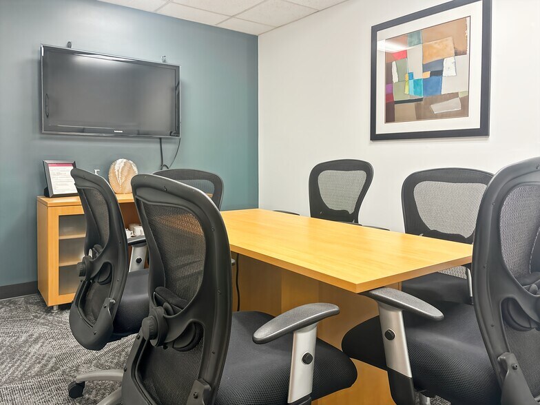 More Photos Of 701 Palomar Airport Rd, Carlsbad Coworking Space