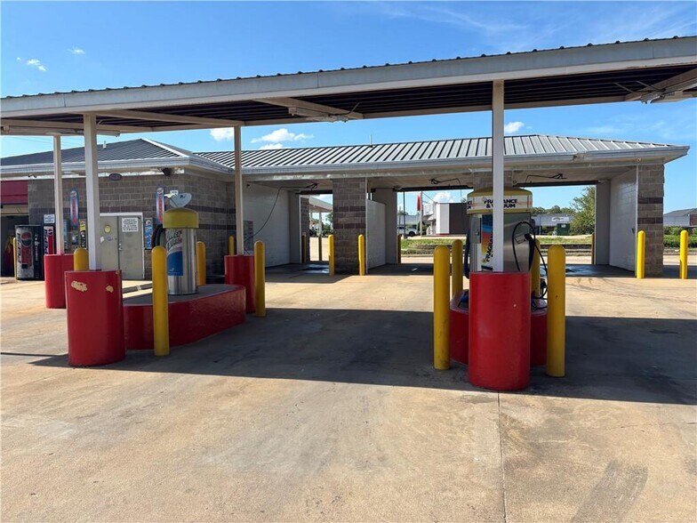 More Photos Of 16 Main St, Farmington Carwash For Sale