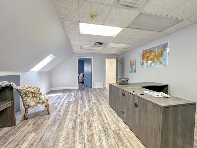 More Photos Of 406 E Pennsylvania Blvd, Feasterville Trevose Light Distribution For Lease