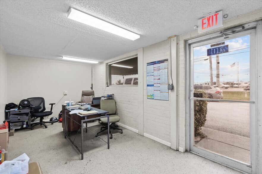 More Photos Of 2305 N Main St, Cleburne Flex For Sale