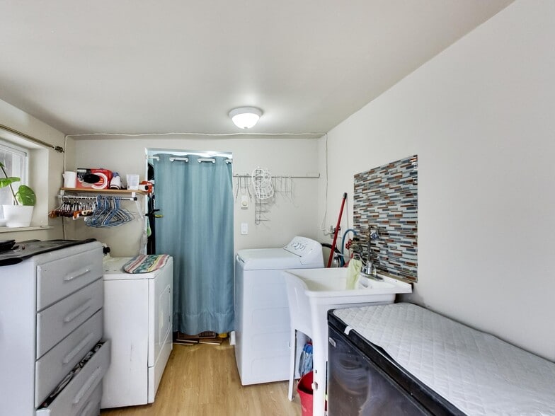 More Photos Of 44 Francis St, Hamilton Flex For Sale