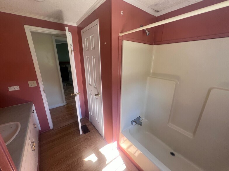 More Photos Of 530 Sims St, Maysville Flex For Lease