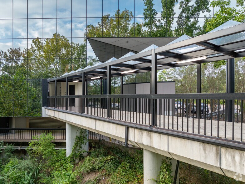 More Photos Of 1001 S Dairy Ashford Rd, Houston Office For Lease