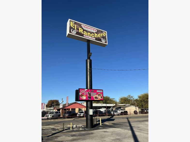 More Photos Of 1027 SW Military Dr, San Antonio General Retail For Sale