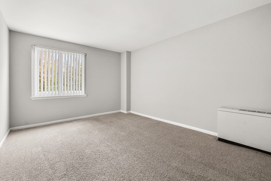 More Photos Of 8150 Lakecrest Dr, Greenbelt Apartments For Sale